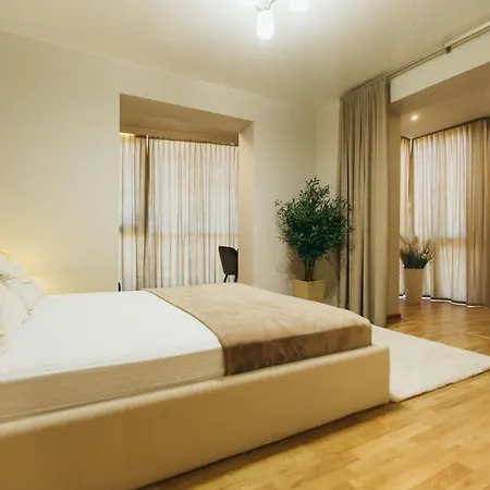 Atlant Luxury: Spacious Family Apartment on Golovna Chernivtsi Exterior photo