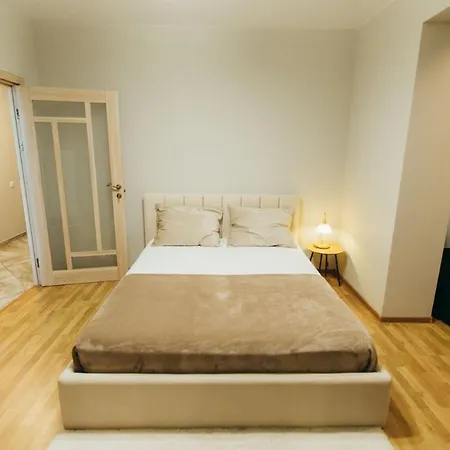 Atlant Luxury: Spacious Family Apartment on Golovna Chernivtsi Exterior photo