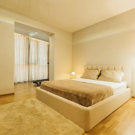 Atlant Luxury: Spacious Family Apartment on Golovna Chernivtsi Exterior photo
