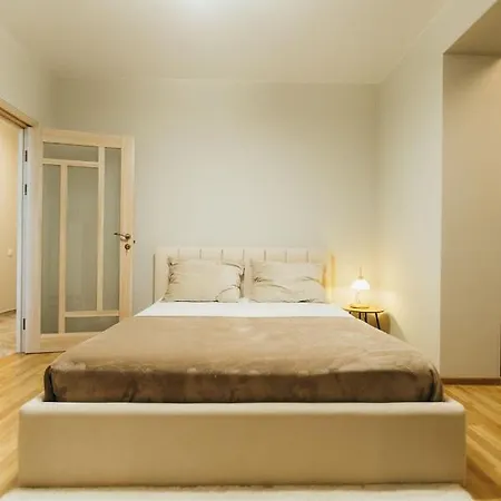 Atlant Luxury: Spacious Family Apartment on Golovna Chernivtsi Exterior photo