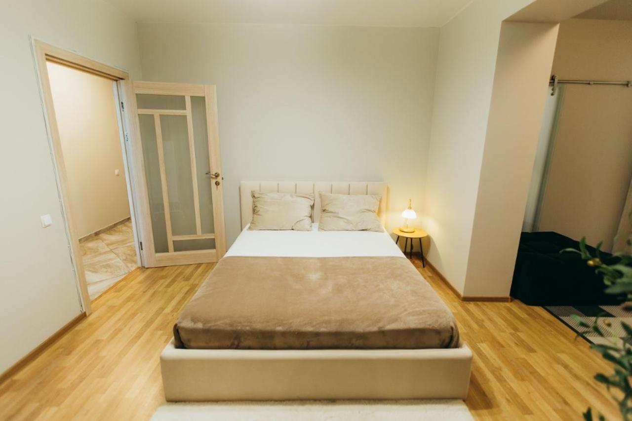 Atlant Luxury: Spacious Family On Golovna Apartment