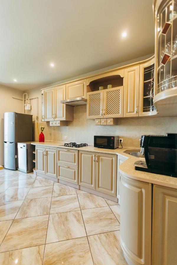 Atlant Luxury: Spacious Family On Golovna Apartment *