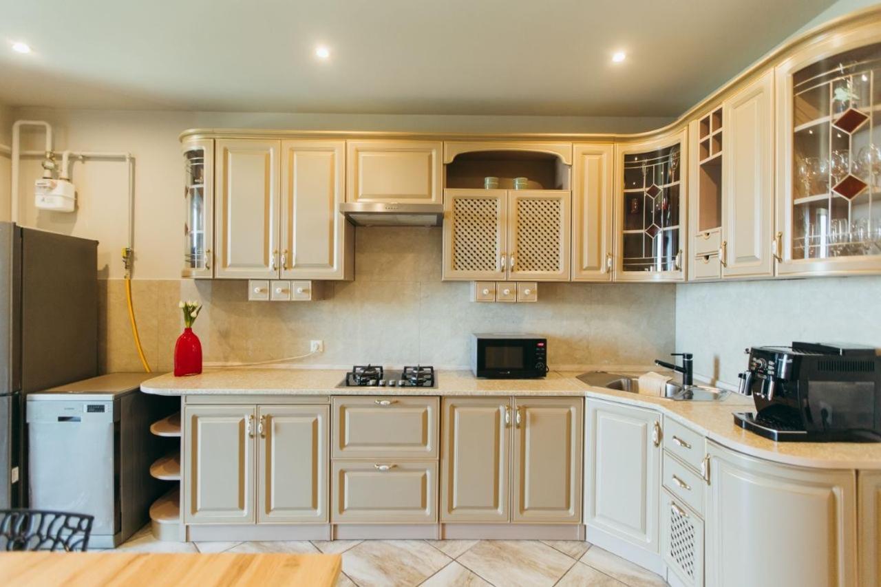 Atlant Luxury: Spacious Family On Golovna Apartment