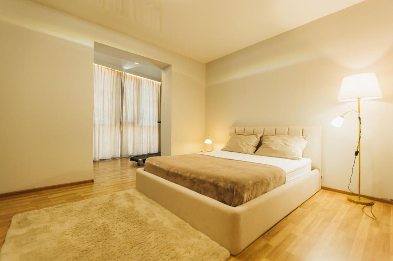 Atlant Luxury: Spacious Family On Golovna Apartment