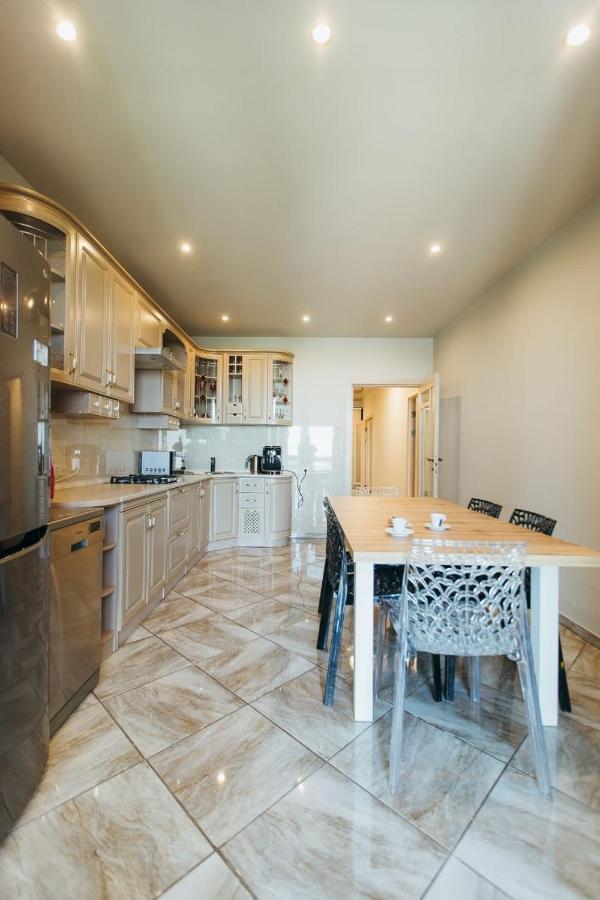 Atlant Luxury: Spacious Family On Golovna Chernivtsi