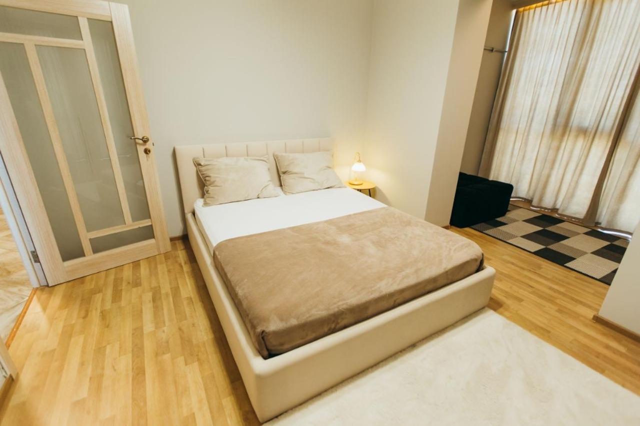 Atlant Luxury: Spacious Family On Golovna Apartment Chernivtsi