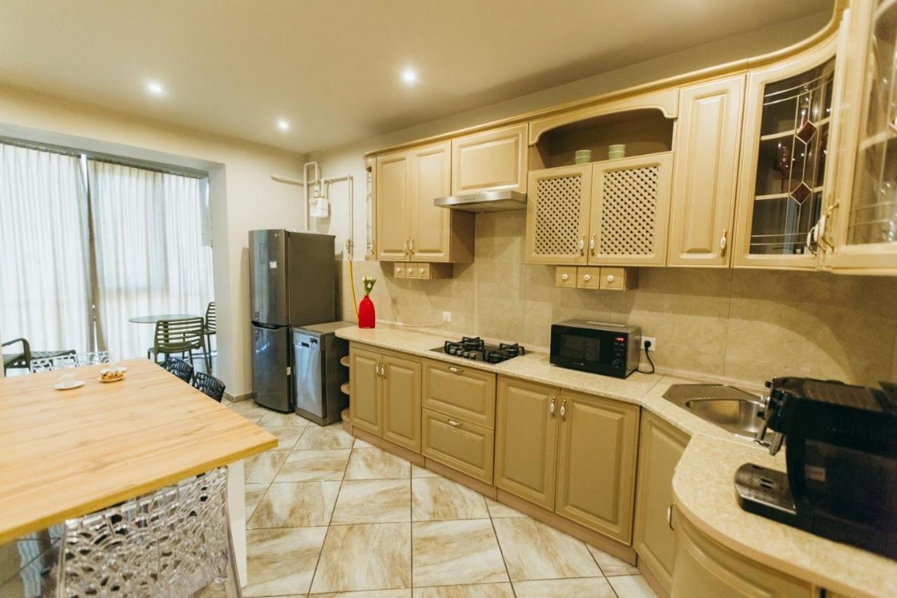 Atlant Luxury: Spacious Family On Golovna Apartment Chernivtsi