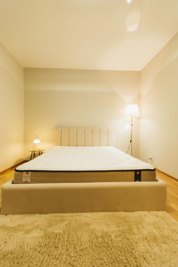 Atlant Luxury: Spacious Family On Golovna Apartment